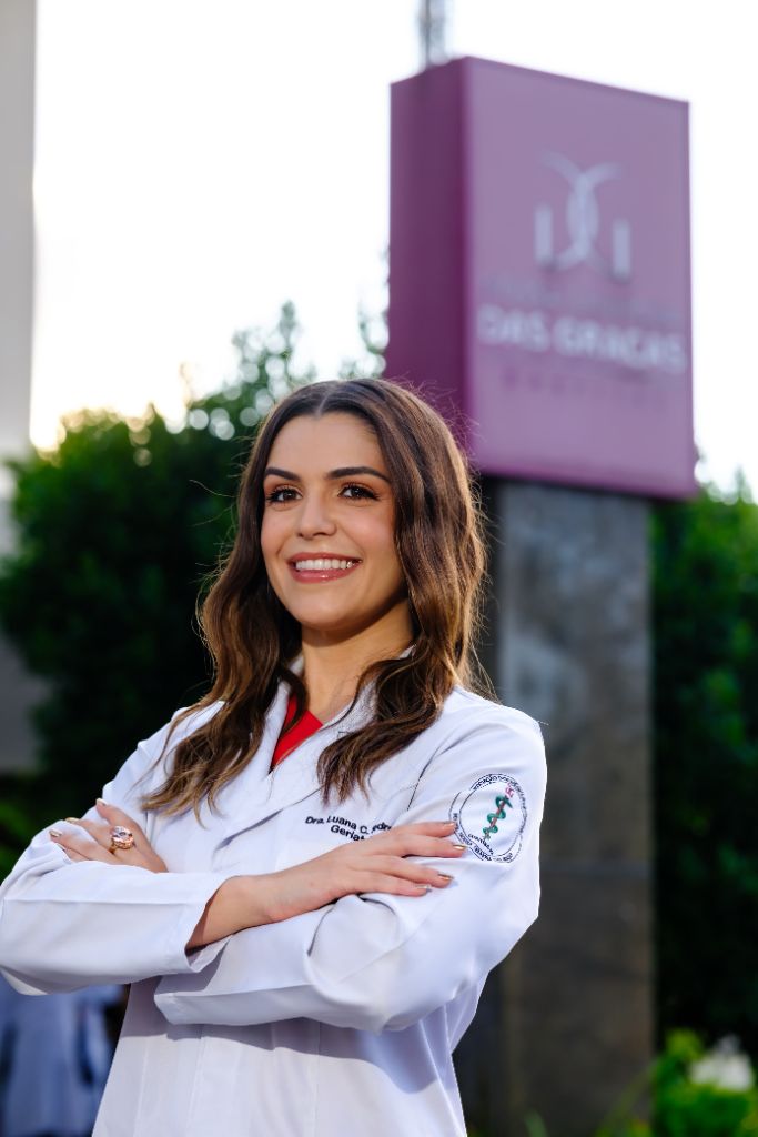 Dra. Luana Cordasso Pedrollo, médica geriatra, em seu consultório no bairro Ahú, Curitiba